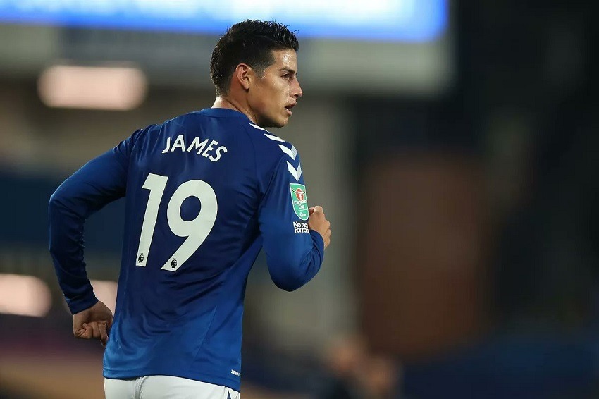 James supera sus problemas físicos y es titular contra el Southampton