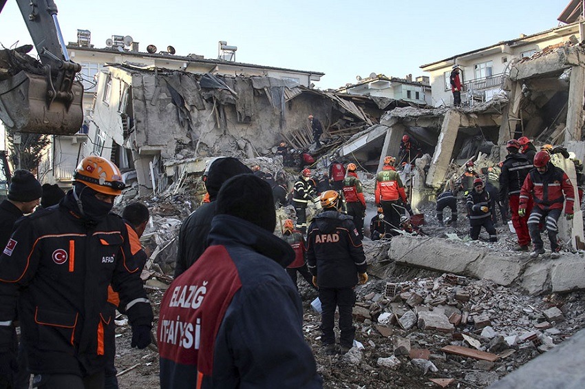 Sube a 28 la cifra de muertos por el terremoto en Turquía