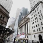 El aumento de casos de covid-19 golpea Wall Street y el Dow Jones baja un 2,29 %