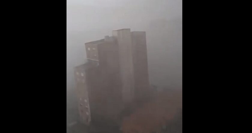 Aguacero con tormenta eléctrica en Medellín