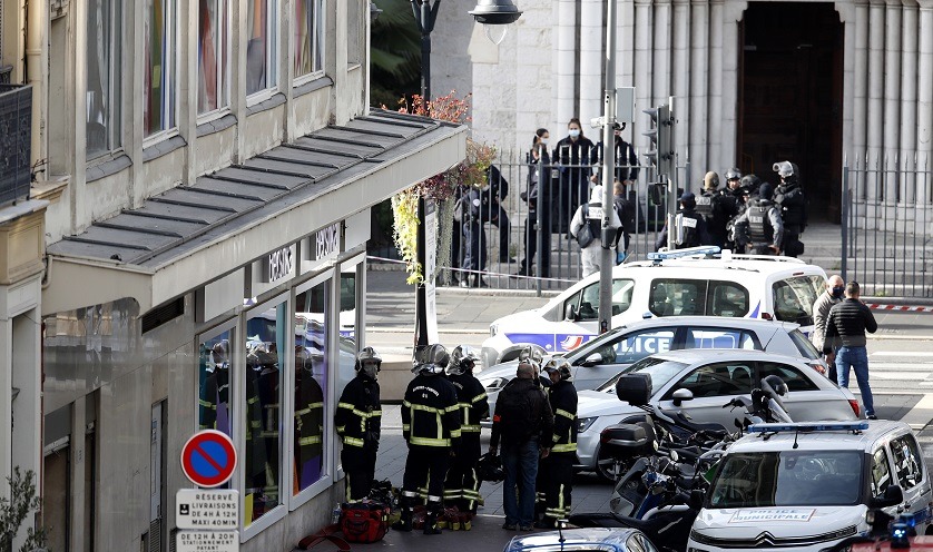 Hombre gritó "Alá es grande" tras matar a tres personas a cuchillo en la iglesia de Nuestra Señora de Niza