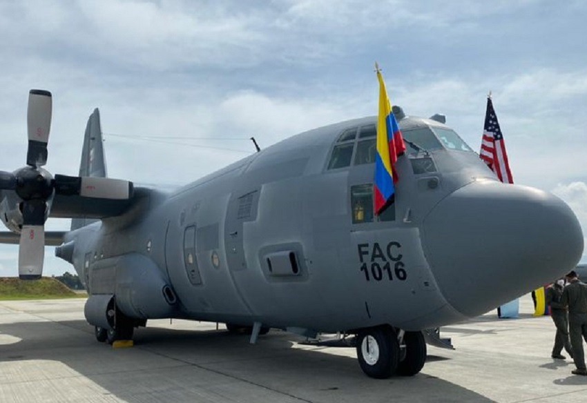 Estados Unidos le entrega un avión Hércules a la Fuerza Aérea Colombiana