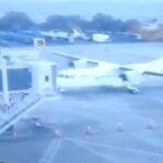 Avión se fue de frente en aeropuerto Palonegro y chocó un puente de embarque