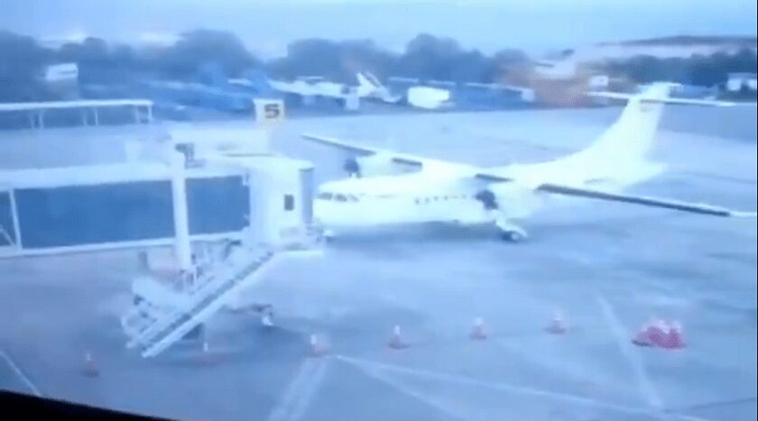 Avión se fue de frente en aeropuerto Palonegro y chocó un puente de embarque