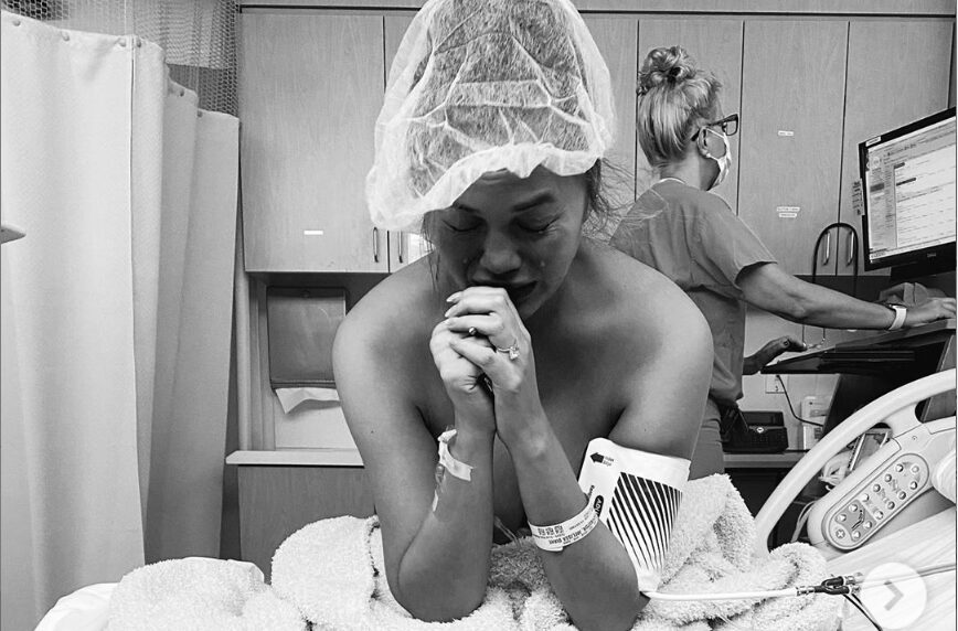 Chrissy Teigen y John Legend pierden de manera dramática a su tercer hijo