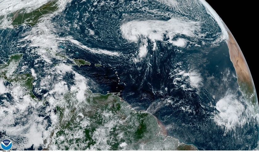 La tormenta tropical Epsilon avanza lentamente hacia las Bermudas