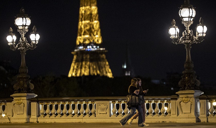 Francia endurece el toque de queda en las zonas más afectadas por la COVID: Los franceses afrontan con resignación el nuevo confinamiento