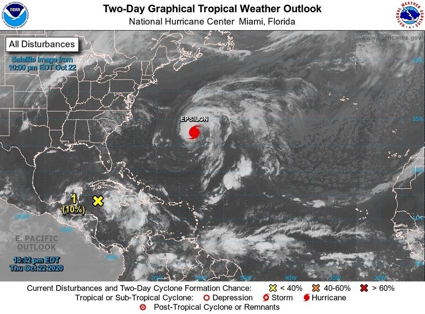 El huracán Epsilon se aleja hacia el norte y en el Caribe está en ciernes otra tormenta