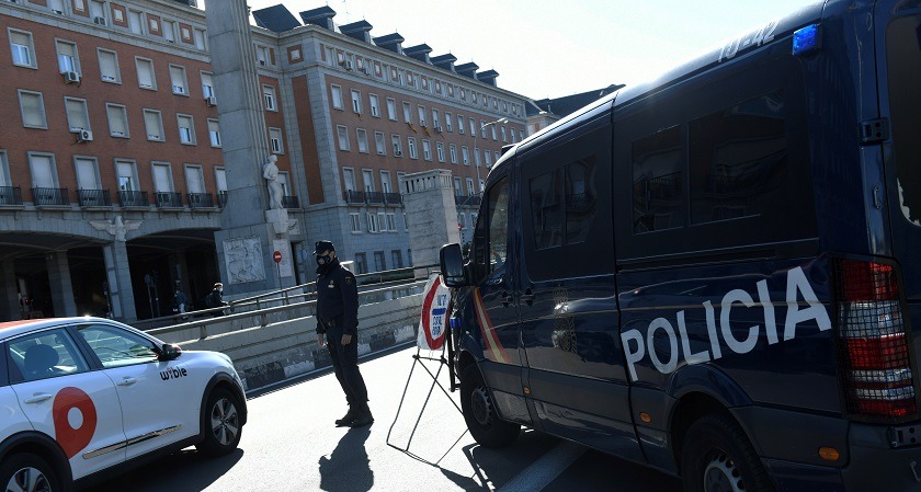 Madrid adelantó el toque de queda por la emergencia COVID a las 23 horas Restringidas las entradas y salidas de Madrid para contener la covid-19