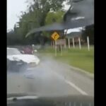 ¡El bruto del Porsche! Arrolló a un ciclista tras una maniobra fallida de adelantamiento