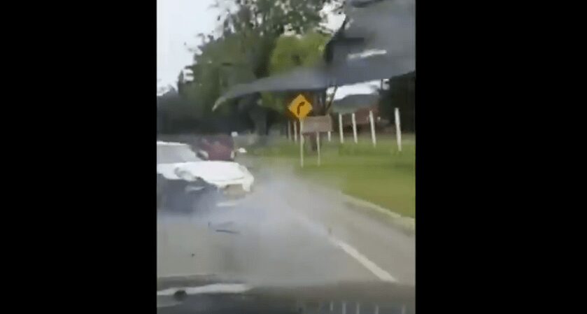 ¡El bruto del Porsche! Arrolló a un ciclista tras una maniobra fallida de adelantamiento