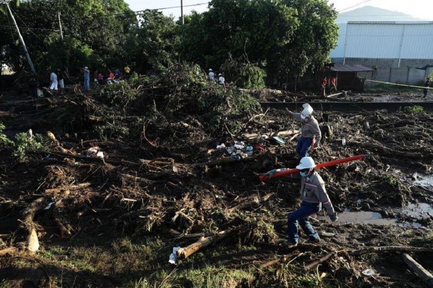 Nueve muertos y 110 familias damnificadas en El Salvador por deslizamiento
