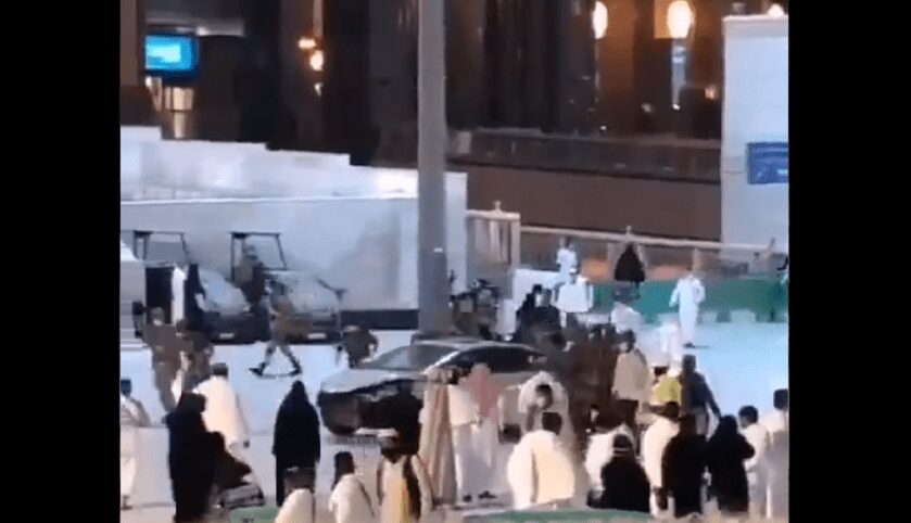 Un saudí estrelló su carro contra una de las puertas de la mezquita de la Meca