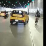 Así le tiró el carro un taxista a un ciclista en Parques del Río de Medellín