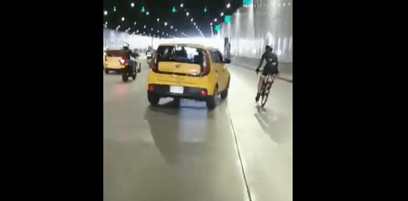 Así le tiró el carro un taxista a un ciclista en Parques del Río de Medellín