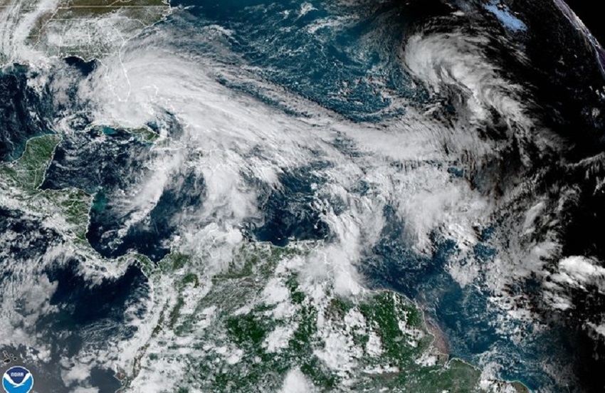 Eta descarga lluvias y viento sobre la Florida antes de entrar al Golfo