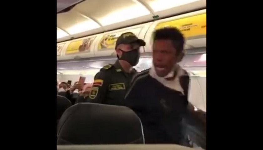 ¿Qué hacía un habitante de calle en un avión de Viva Air?, en Colombia pasó y quedó en video