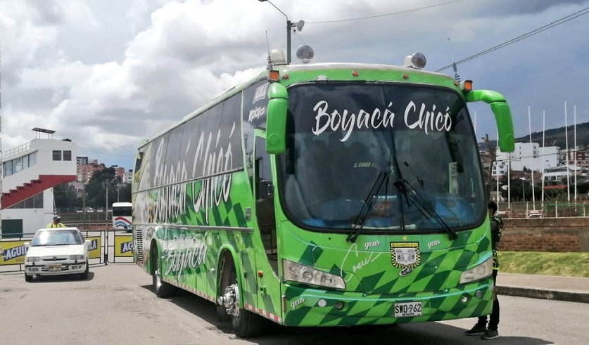 La mujer que detuvo el paso al bus del Boyacá Chicó porque le deben lo que llevan puesto