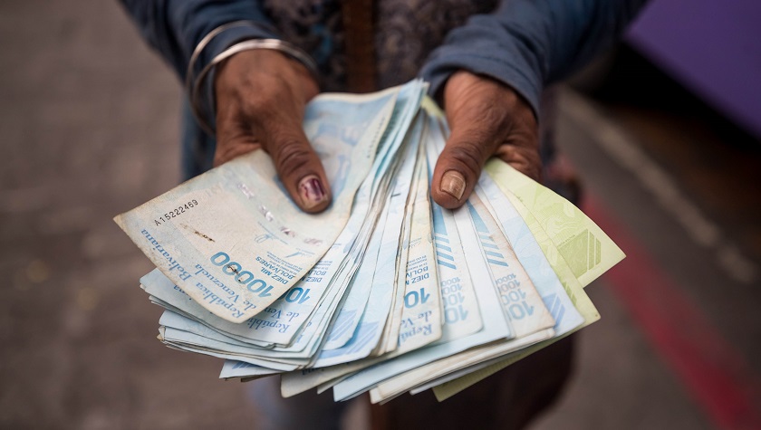 Un solo dólar vale un millón de bolívares venezolanos