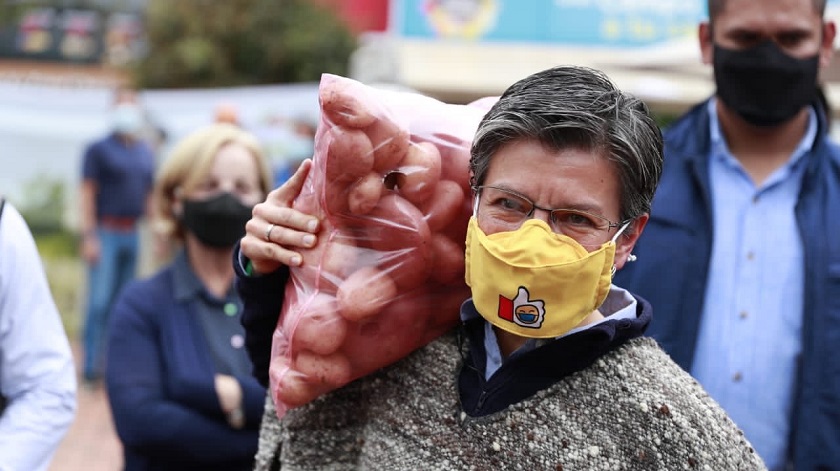 Claudia López cargando papas