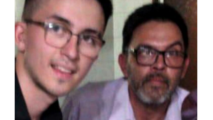 Claudio Fernández y su hijo Ismael fueron los otros dos que se tomaron fotos con cadáver de Maradona