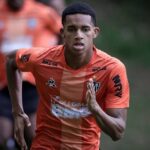 Dylan Borrero fue encontrado por los hinchas del Mineiro tomando en un bar y lo sacaron