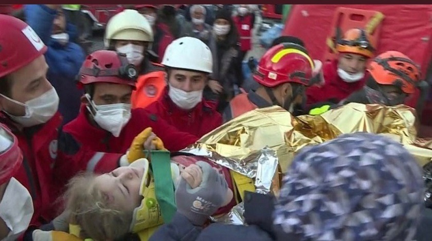 Rescataron a Elif, niña de tres años bajo los escombros del terremoto en Turquía