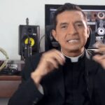 Ojo con el uso excesivo de los audífonos, al Padre Chucho lo enfermaron de vértigo