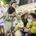 La imagen viral de una escolta de la reina de Tailandia que muestra el efecto de mantenerse arrodillada