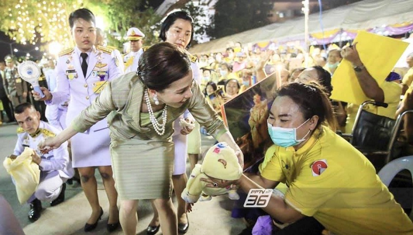 La imagen viral de una escolta de la reina de Tailandia que muestra el efecto de mantenerse arrodillada