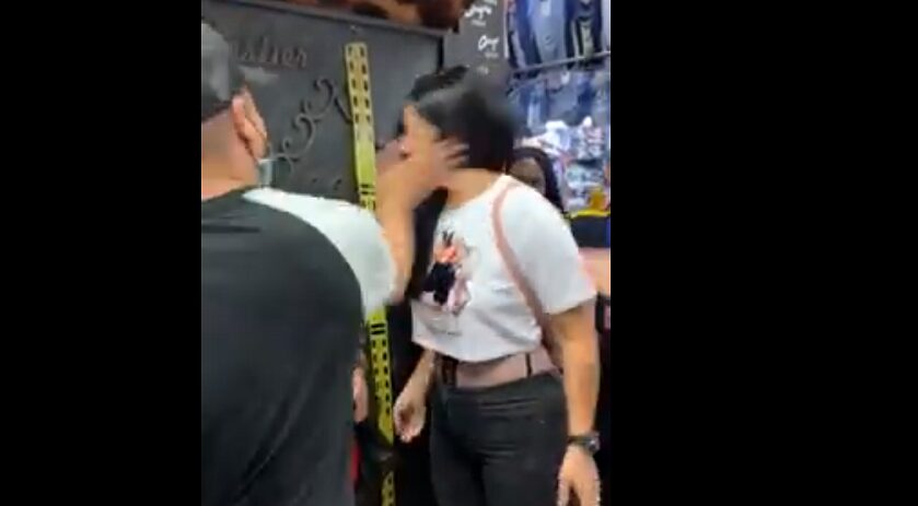 La cachetada que le dio un hombre a mujeres acusadas de ladronas en Medellín
