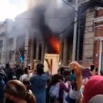 Incendian parte del Congreso de Guatemala en plena jornada de manifestaciones