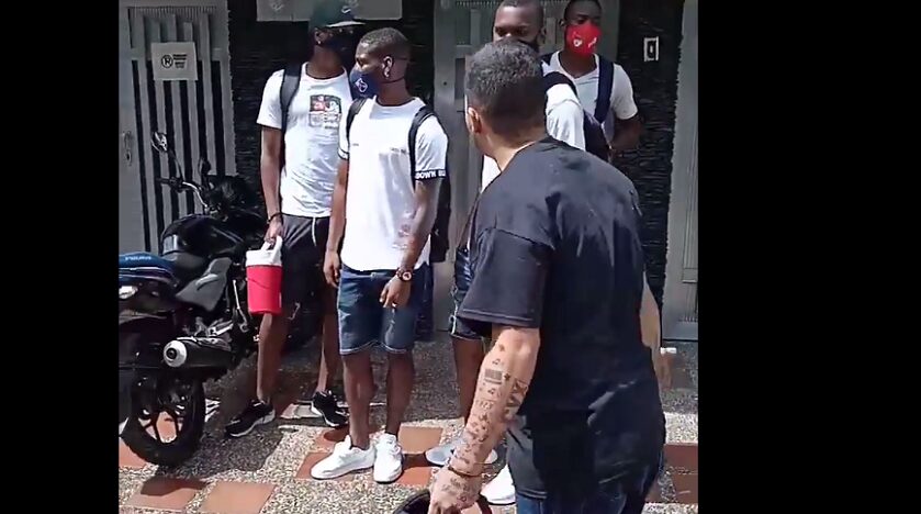Hinchas del DIM encaran a Larry Angulo y otros jugadores en una calle de Medellín