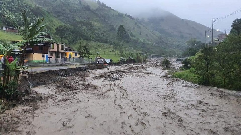 Se 'enfureció' el río Atrato y dejó incomunicados a Lloró y Bagadó