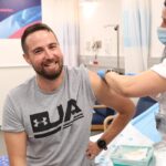 Israel comienza a relajar medidas de confinamiento por la COVID Israel comienza fase de pruebas de su vacuna contra el COVID en humanos: este es el primer voluntario