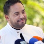 Manny Manuel mejora y es atendido por médicos tras ser encontrado en mal estado en su auto