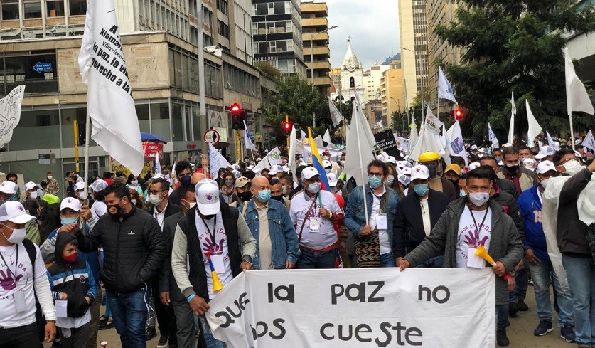 Más de dos mil excombatientes de las FARC marchan por las calles de Bogotá