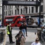 29 de marzo, primer día sin muertos por la COVID-19 en Londres en seis meses -Antes del confinamiento de 4 semanas, Londres analiza si hay coronavirus en el Metro