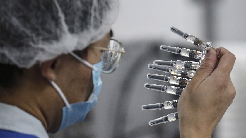 China necesita vacunar a 700 millones de ciudadanos para formar una barrera inmunológica Casi 1 millón de personas ha recibido la vacuna en China, según Sinopharm
