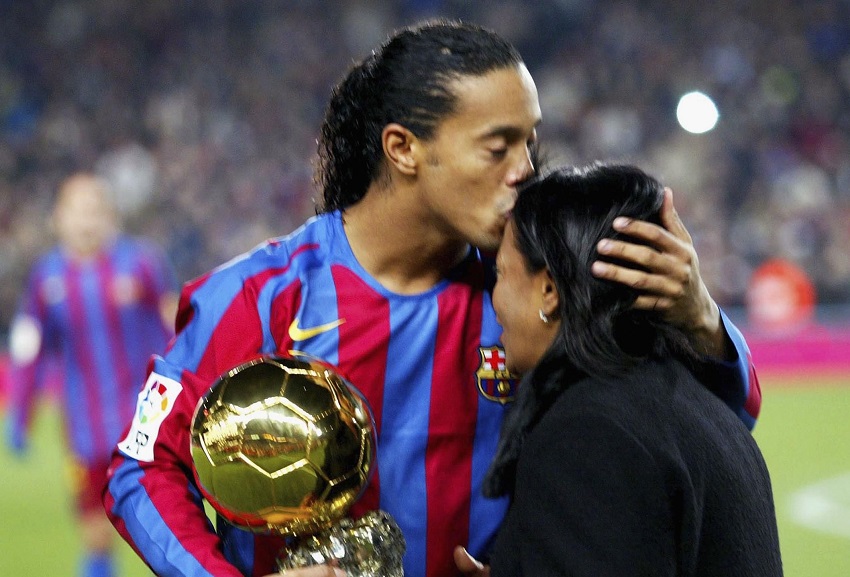 Murió de COVID la mamá de Ronaldinho, Miguelina Eloi Assis dos Santos El exfutbolista brasileño Ronaldo de Assis Moreira, 'Ronaldinho