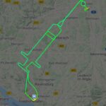El piloto Samy Kramer dibuja una jeringa en el cielo para conmemorar la vacunación COVID