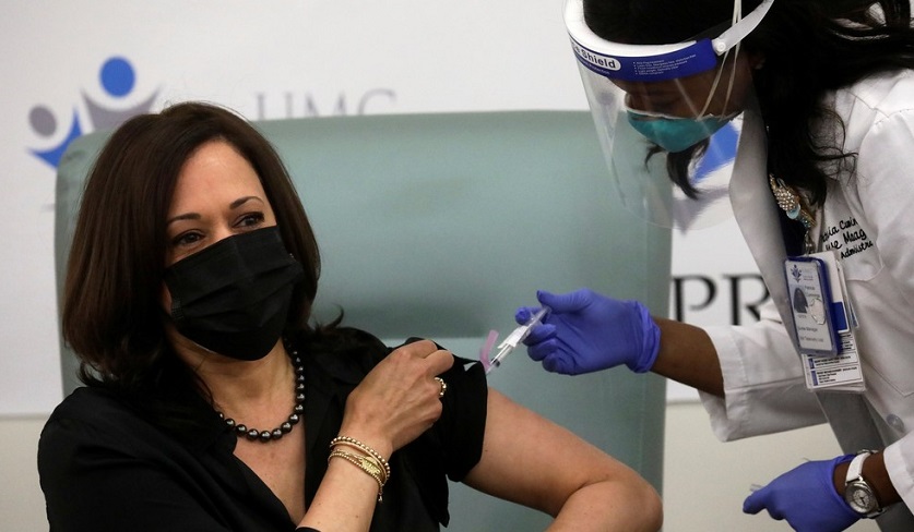 Kamala Harris se vacuna contra la COVID en tv para disipar la desconfianza entre la gente