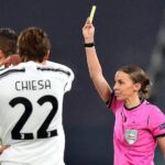 UEFA -La árbitra francesa Stephanie Frappart muestra una tarjeta durante el partido de Liga de Campeones Juventus-Dinamo de Kiev el pasado 2 de diciembre. EFE