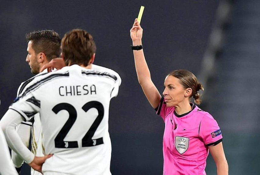 UEFA -La árbitra francesa Stephanie Frappart muestra una tarjeta durante el partido de Liga de Campeones Juventus-Dinamo de Kiev el pasado 2 de diciembre. EFE