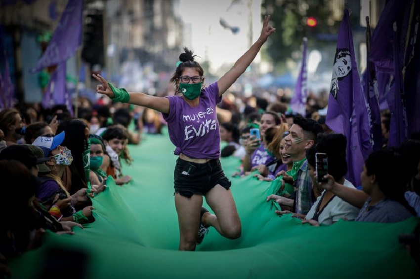 Personas se manifiestan a favor de la legalización del aborto, frente al Congreso de la Nación Argentina, en Buenos Aires (Argentina). EFE