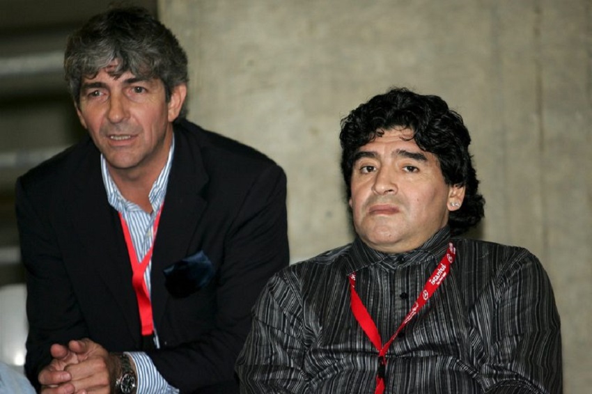 El ex jugador de fútbol argentino Diego Maradona (d) y el ex jugador italiano Paolo Rossi (i) observan una sesión de entrenamiento del Milán en el estadio Ataturk Olympic en Estambul, Turquía, el 24 de mayo de 2005. EFE/Daniel Dal Zennaro/Archivo