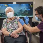 Una mujer de 90 años, primera en recibir la vacuna contra la covid en Suiza