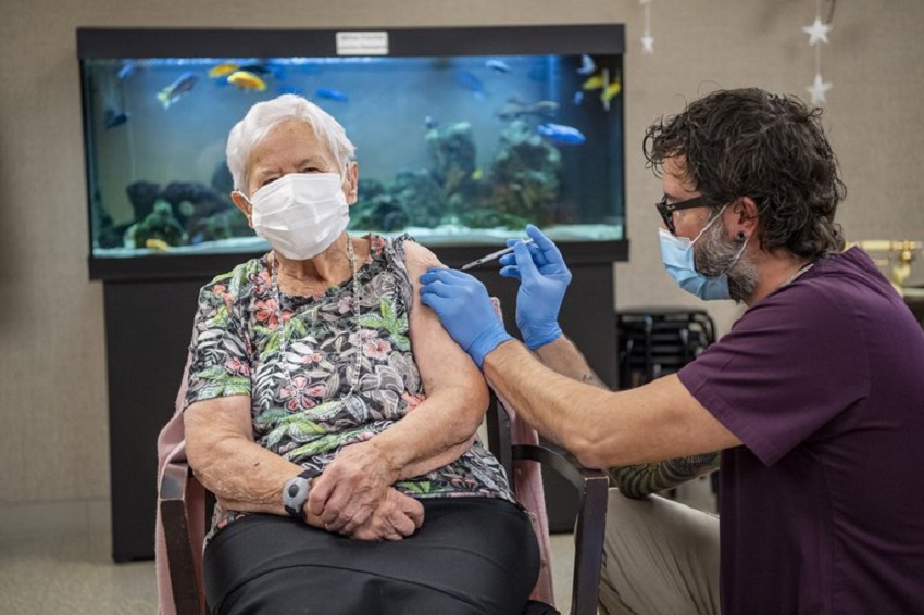 Una mujer de 90 años, primera en recibir la vacuna contra la covid en Suiza