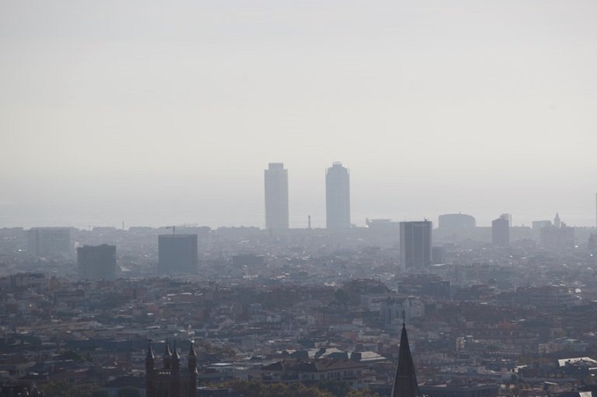 micropartículas - Vista de una nube de contaminación sobre la ciudad de Barcelona