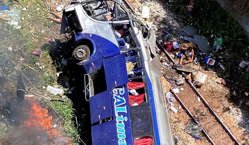 Un bus de Localima Turismo cayó de una altura de 23 metros en Minas Gerais, murieron 16 personas